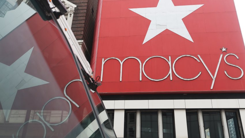 NUEVA YORK, NUEVA YORK – 02 DE MARZO: La señalización de la compañía Macy’s se ve en la tienda de Herald Square el 02 de marzo de 2023 en la ciudad de Nueva York. Las acciones de Macy’s Inc. subieron un 14.8% en las operaciones previas a la apertura del mercado el jueves, después de que la cadena de grandes almacenes superara las estimaciones previstas para el cuarto trimestre. La compañía obtuvo un beneficio neto de $508 millones en el trimestre hasta el 28 de enero, por debajo de los $742 millones del periodo anterior. Aunque las ventas cayeron, la empresa ofreció unas previsiones optimistas para el ejercicio fiscal 2023. (Foto de Michael M. Santiago/Getty Images)