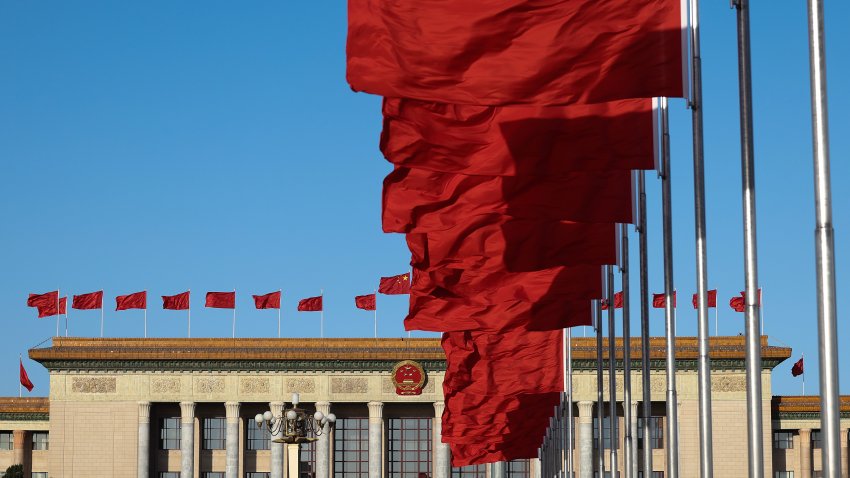 BEIJING, CHINA - 12 DE MARZO: Banderas nacionales chinas ondean frente al Gran Salón del Pueblo antes de la quinta sesión plenaria de la Asamblea Popular Nacional el 12 de marzo de 2023 en Pekín, China. La reunión política anual de China, conocida como las Dos Sesiones, convoca a los líderes y legisladores de la nación para establecer la agenda del gobierno para el desarrollo económico y social nacional para el próximo año. (Foto de Lintao Zhang/Getty Images)