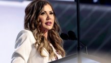 Kristi Noem, gobernadora de Dakota del Sur, durante la Convención Nacional Republicana (RNC) en el Fiserv Forum de Milwaukee, Wisconsin, Estados Unidos, el lunes 15 de julio de 2024. (Foto de Eva Marie Uzcategui/Bloomberg via Getty Images)