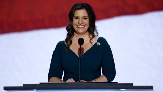 MILWAUKEE, WISCONSIN - 16 DE JULIO: La presidenta de la Conferencia Republicana de la Cámara de Representantes, la representante Elise Stefanik (republicana de Nueva York), habla en el escenario durante el segundo día de la Convención Nacional Republicana en el Fiserv Forum el 16 de julio de 2024 en Milwaukee, Wisconsin. Delegados, políticos y fieles republicanos se encuentran en Milwaukee para la convención anual, que concluye con la aceptación por parte del expresidente Donald Trump de la nominación presidencial de su partido. La RNC se celebra del 15 al 18 de julio. (Foto de Chip Somodevilla/Getty Images)