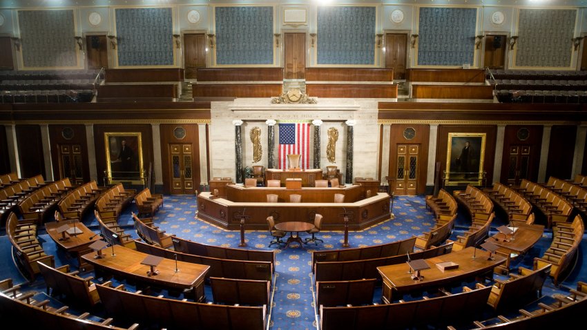 WASHINGTON - 8 DE DICIEMBRE: El hemiciclo de la Cámara de Representantes de EEUU se ve el 8 de diciembre de 2008 en Washington, DC. Por primera vez en seis años, se permitió a los medios de comunicación filmar y fotografiar la sala. (Foto de Brendan Hoffman/Getty Images)