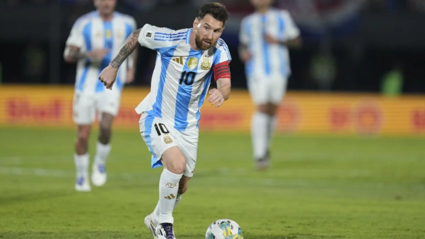 El capitán de Argentina, Lionel Messi, controla la pelota durante el partido contra Paraguay por las eliminatorias para el Mundial 2026 en Asunción, Paraguay, jueves 14 de noviembre, 2024.