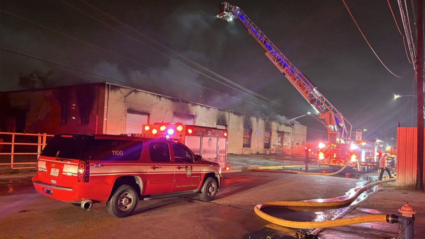 Decenas de bomberos tuvieron que atender el incendio para poder apagarlo.