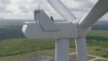 La mayor torre de turbina eólica en la que trabaja Jackson tiene unos 344 pies de altura. (Mickey Todiwala | CNBC Make It)