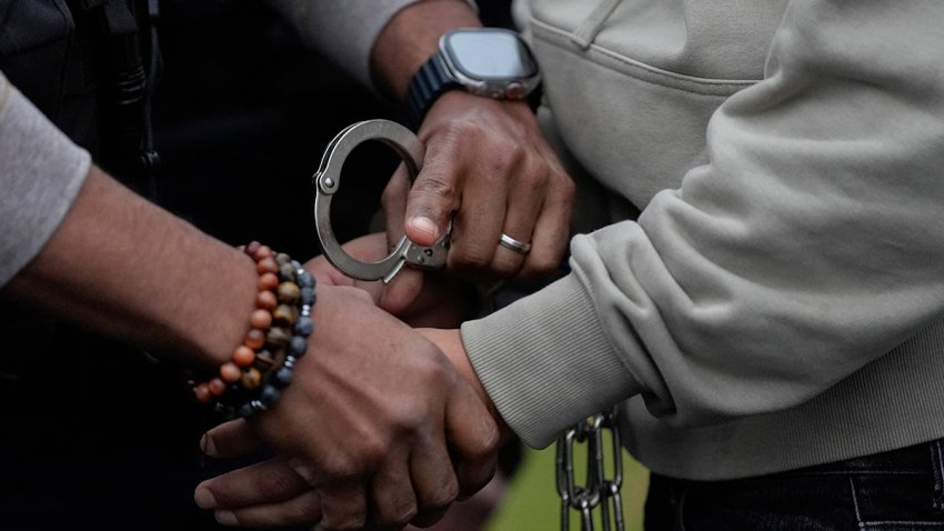 Un agente estadounidense de inmigración arresta a Wilmer Patricio Medina-Medina en el Bronx en la ciudad de Nueva York el 17 de diciembre del 2024.. (AP foto/Julia Demaree Nikhinson)