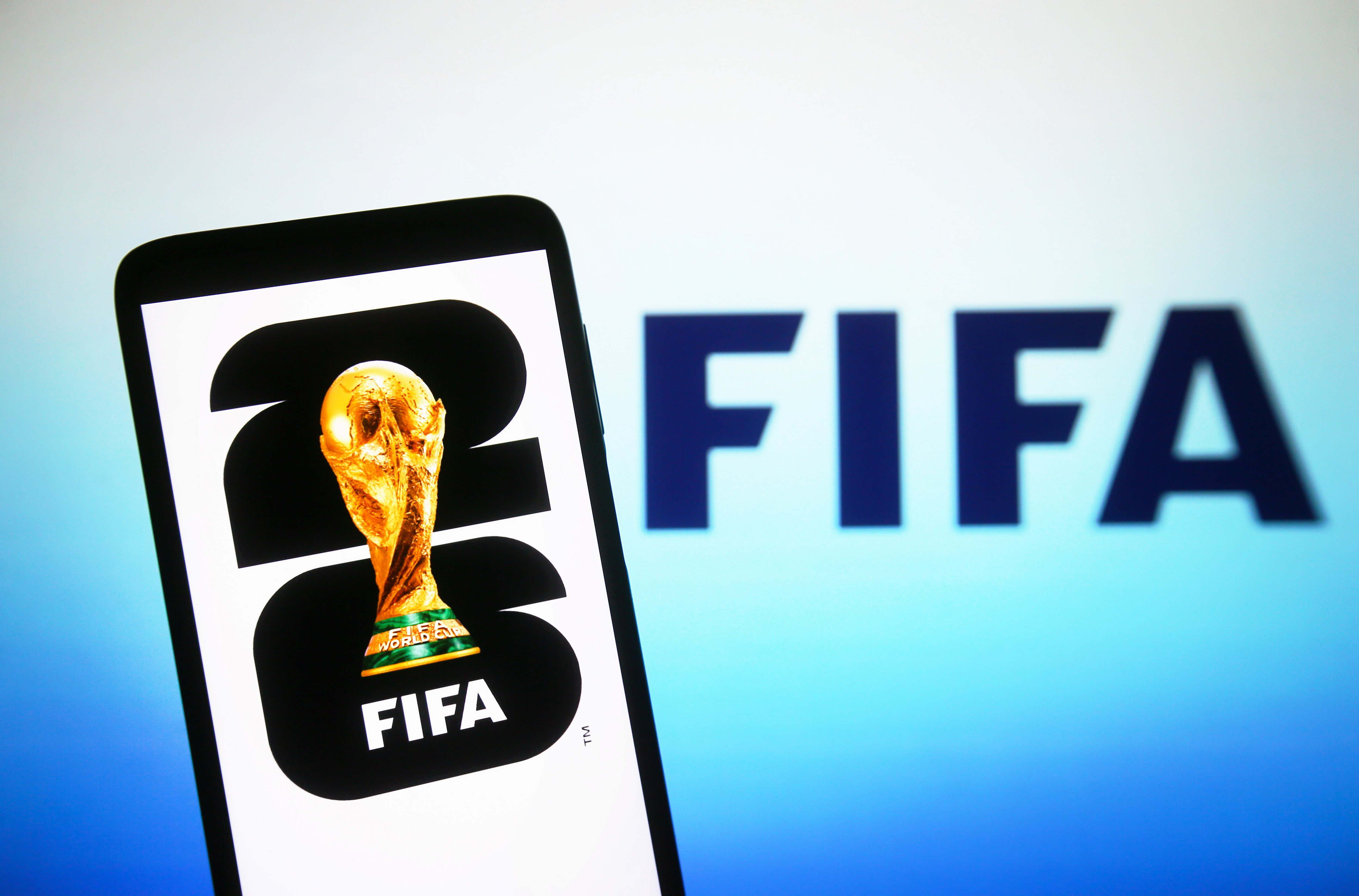 FIFA veta de por vida a 2 dirigentes por irregularidades financieras en sus federaciones