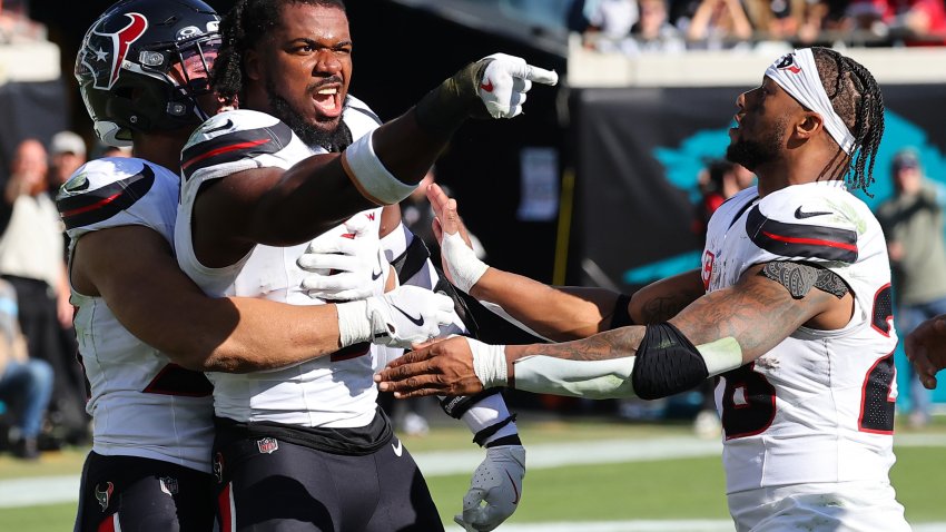 JACKSONVILLE, FLORIDA – 01 DE DICIEMBRE: Azeez Al-Shaair #0 de los Houston Texans señala al banquillo de los Jacksonville Jaguars tras una pelea y ser expulsado durante el segundo cuarto de un partido en el EverBank Stadium el 01 de diciembre de 2024 en Jacksonville, Florida. (Foto de Mike Carlson/Getty Images)