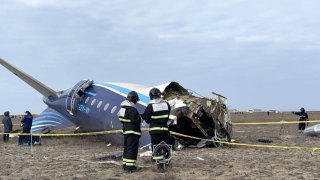 Vista del lugar del accidente donde un vuelo de Azerbaijan Airlines con 67 personas a bordo, que viajaba desde la capital de Azerbaiyán, Bakú, a Grozni en la región rusa de Chechenia, se estrelló cerca de la ciudad kazaja de Aktau en el Caspio el 25 de diciembre de 2024, dijo el Ministerio de Emergencias de Kazajstán, y agregó que hubo 25 sobrevivientes.