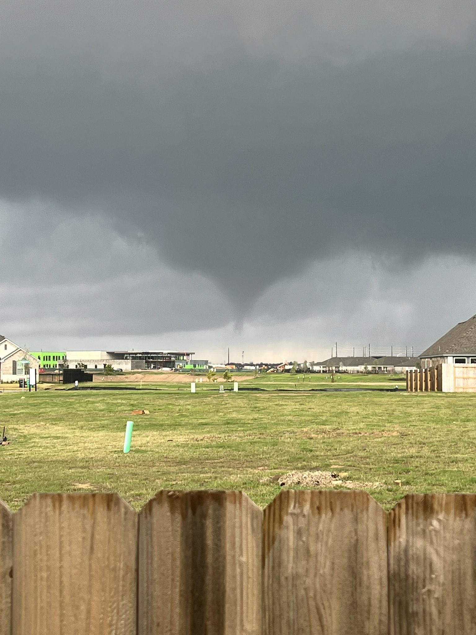 Devastadores tornados dejan muerte y destrucción en el área de Houston