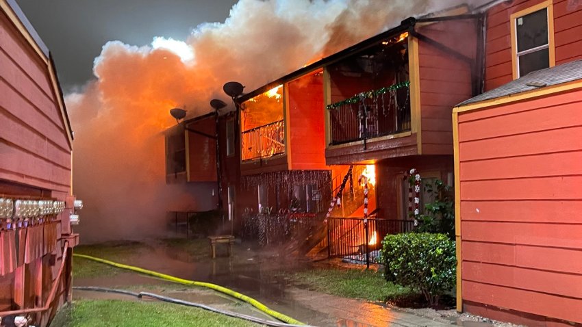 Un informe de la Oficina del jefe de Bomberos del Condado Harris indicó que un total de 24 unidades y entre 80 y 100 residentes se vieron afectados.