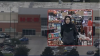 Busca identificar a sospechoso de robo en camión blindado en supermercado H-E-B de Sugar Land