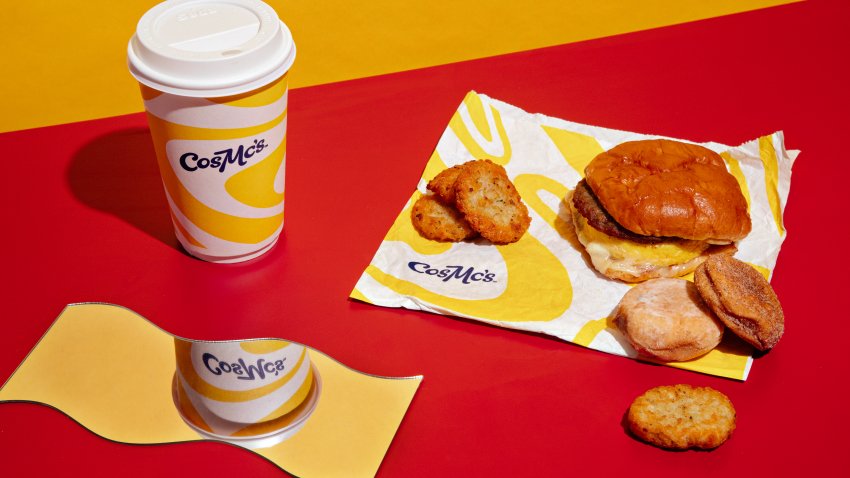 Un Chai Latte, un sándwich de queso picante, unos mcpops y unos sabrosos bocaditos de hash brown en el autoservicio CosMc’s de Bolingbrook, Illinois, el 17 de enero de 2024.