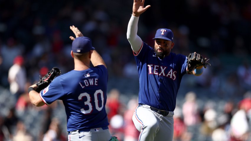 Nathaniel Lowe #30 y Ezequiel Duran #20 de los Rangers de Texas celebran después de la victoria 8-0 contra los Ángeles de Los Ángeles en el Angel Stadium de Anaheim el 29 de septiembre de 2024 en Anaheim, California.