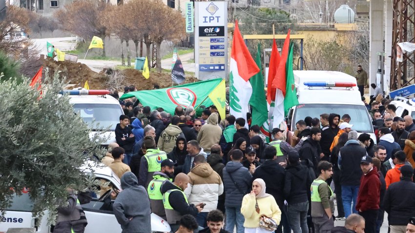 Residentes libaneses portando banderas de Hezbolá y carteles de Hassan Nasrallah regresan a algunas ciudades de la Gobernación del Sur donde las fuerzas israelíes se han retirado en el sur del Líbano el 26 de enero de 2025.