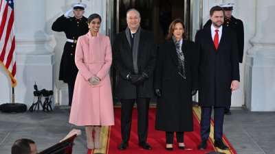 Kamala Harris recibe cordialmente en la Casa Blanca a la nueva pareja vicepresidencial