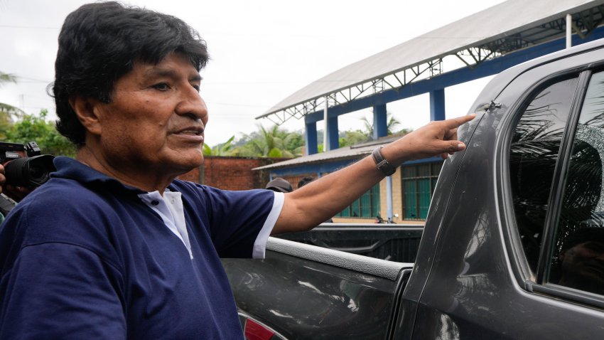 ARCHIVO – El expresidente de Bolivia Evo Morales señala un agujero de bala en su vehículo asegurando que es el resultado de un intento de asesinato contra él, en Lauca N, en la región de Chapare, Bolivia, el 3 de noviembre de 2024. (AP Foto/Juan Karita, Archivo)