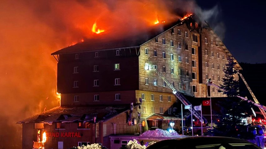 Bomberos trabajan en la extinción de un incendio en un hotel de la estación de esquí de Kartalkaya, en la provincia de Bolu, en el noroeste de Turquía, el 21 de enero de 2025. (IHA vía AP)