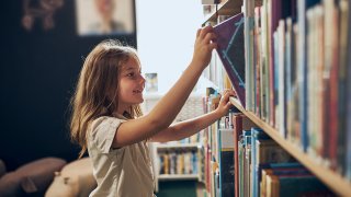 Foto genérica de niña en librería.