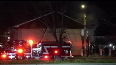 Autoridades investigan la causa de un incendio en complejo en The Heights, Houston