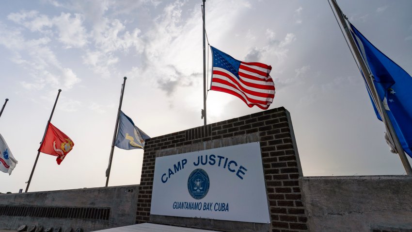 ARCHIVO – En la imagen, revisada por oficiales del Ejército de Estados Unidos, se observan banderas a media asta en Camp Justice, el 29 de agosto de 2021, en la Base Naval de Guantánamo, Cuba. (AP Foto/Alex Brandon, Archivo)