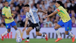 Thiago Almada (i) de Argentina disputa el balón con Marcos Aoás de Brasil en un partido de las eliminatorias sudamericanas para el Mundial de 2026.