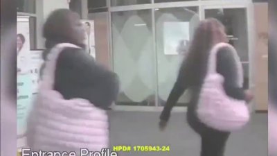 Buscan dos sospechosas de robo con agravantes en el suroeste de Houston