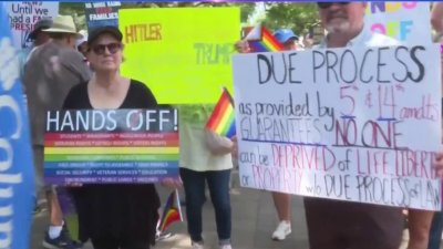 Manifestantes protestan contra políticas migratorias