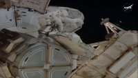 En la imagen, proporcionada por la NASA, las astronautas Anne McClain y Nichole Ayers trabajan fuera de la Estación Espacial Internacional durante una caminata espacial, el jueves 1 de mayo de 2025. (AP Foto/NASA TV)