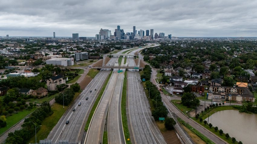HOUSTON, TEXAS – 08 DE JULIO: En una vista aérea, se muestra el horizonte del centro de Houston después de que el huracán Beryl arrasara la zona el 08 de julio de 2024 en Houston, Texas. La tormenta tropical Beryl se convirtió en un huracán de categoría 1 al llegar a la costa de Texas a última hora de la noche. (Foto de Brandon Bell/Getty Images)