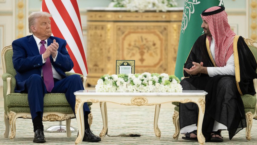 El presidente de EEUU, Donald Trump, y el príncipe heredero saudí, Mohamed bin Salmán, aplauden tras la firma de acuerdos durante una reunión bilateral en Riad, el 13 de mayo de 2025.