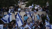 Partidarios del primer ministro israelí Benjamin Netanyahu afuera del Knéset (parlamento israelí) el 5 de junio del 2025. (AP foto/Mahmoud Illean)
