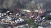 Un bombero es hospitalizado tras combate de masivo incendio en tienda para adultos