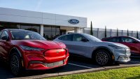 Vehículos Ford Mach-E EV en un concesionario Ford de Richmond, California, EEUU, el lunes 3 de marzo de 2025. Los aranceles a Canadá y México pueden hacer subir los precios de los coches en EEUU hasta $12,000, estrujando aún más a los consumidores y causando estragos en la intrincada red de líneas de suministro de automóviles que atraviesan el continente. Fotógrafo: David Paul Morris/Bloomberg vía Getty Images