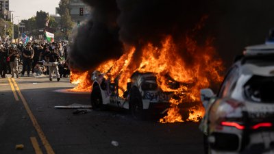 Caos en Los Ángeles: video muestra autos envueltos en llamas durante protestas