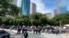 Multitudinaria concentración de No Kings en el Downtown de Houston