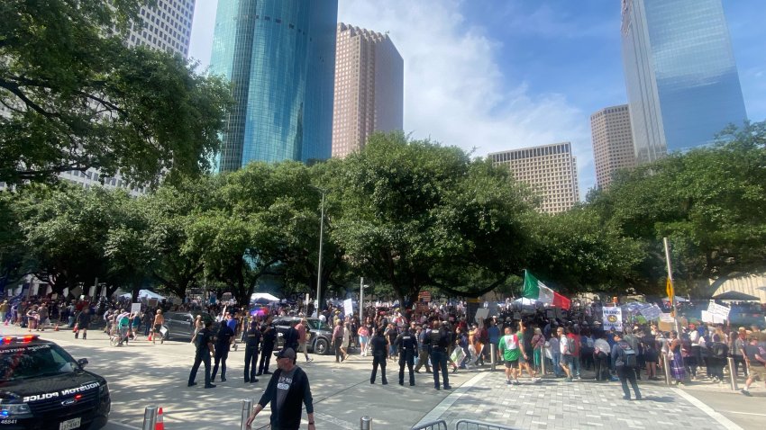 La presencia policial destacó en la concentración del Downtown.