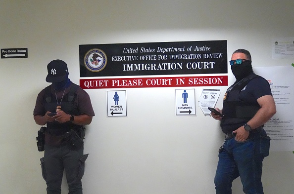 Agentes de ICE no pueden realizar arrestos en cortes de inmigración en Nueva York, ordena juez federal