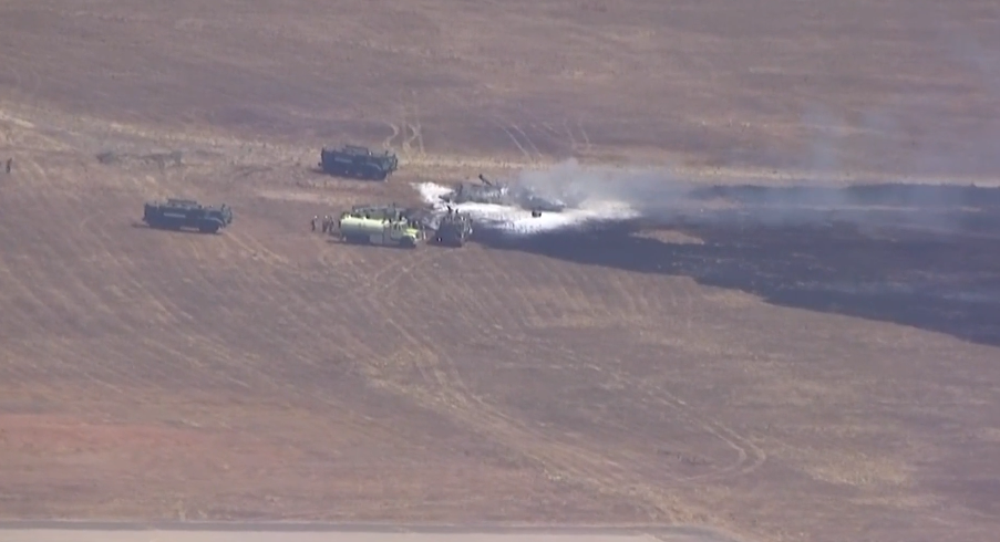 Un avión de combate se estrella en una base militar de California; no hay heridos
