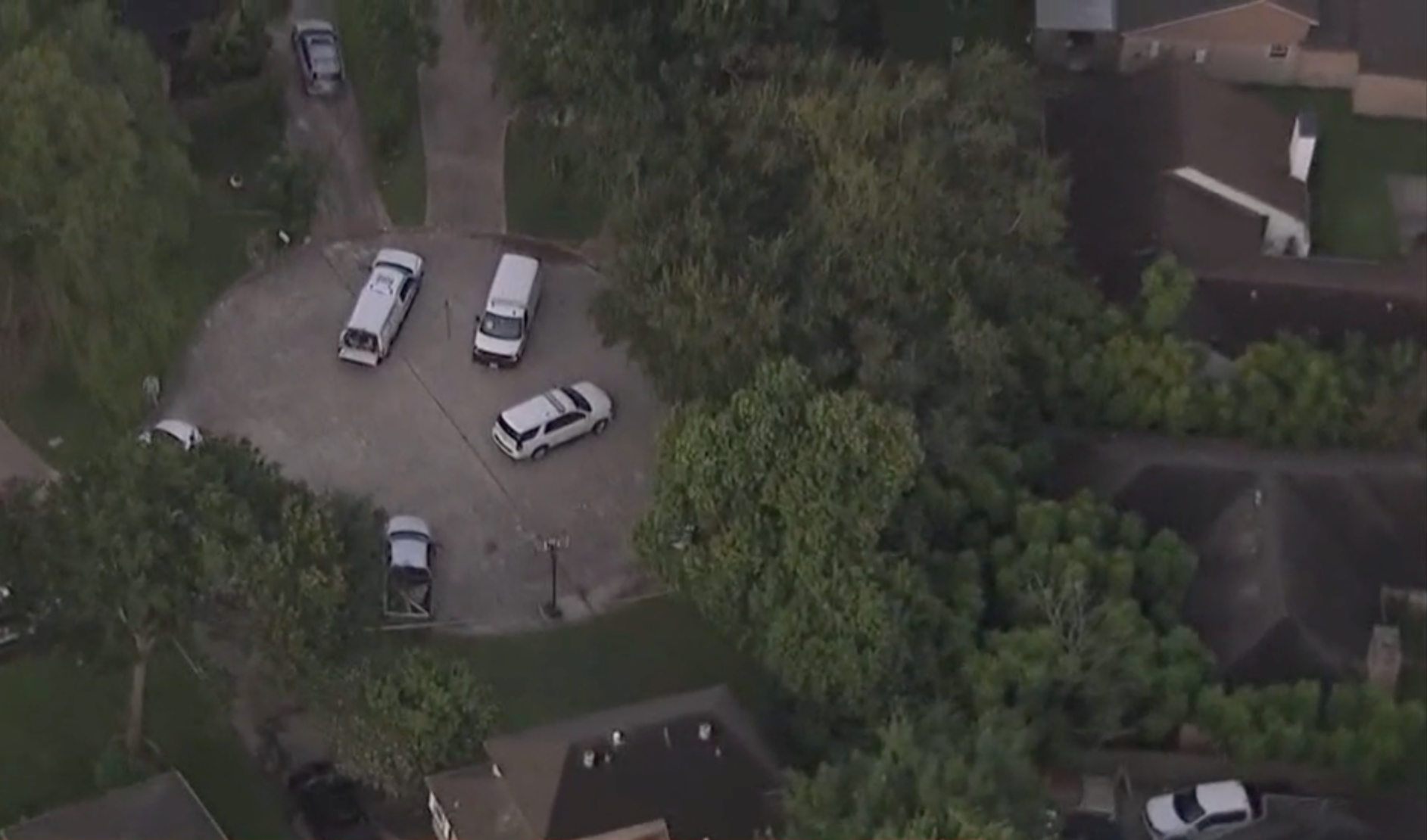Hijo encuentra muertos a sus padres en Cypress; investigan homicidio-suicidio