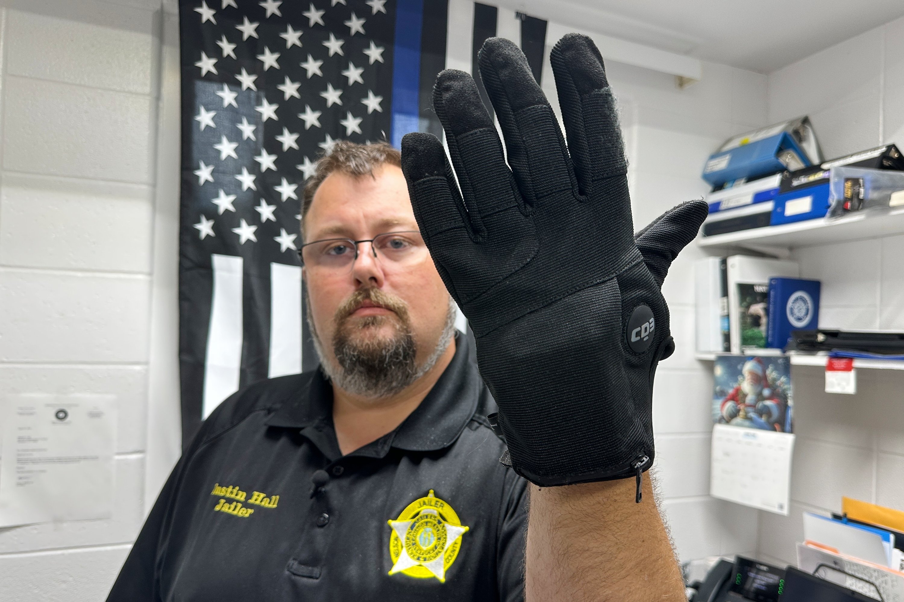 Senadores demócratas piden a ICE que cancele compra de guantes de electrochoques