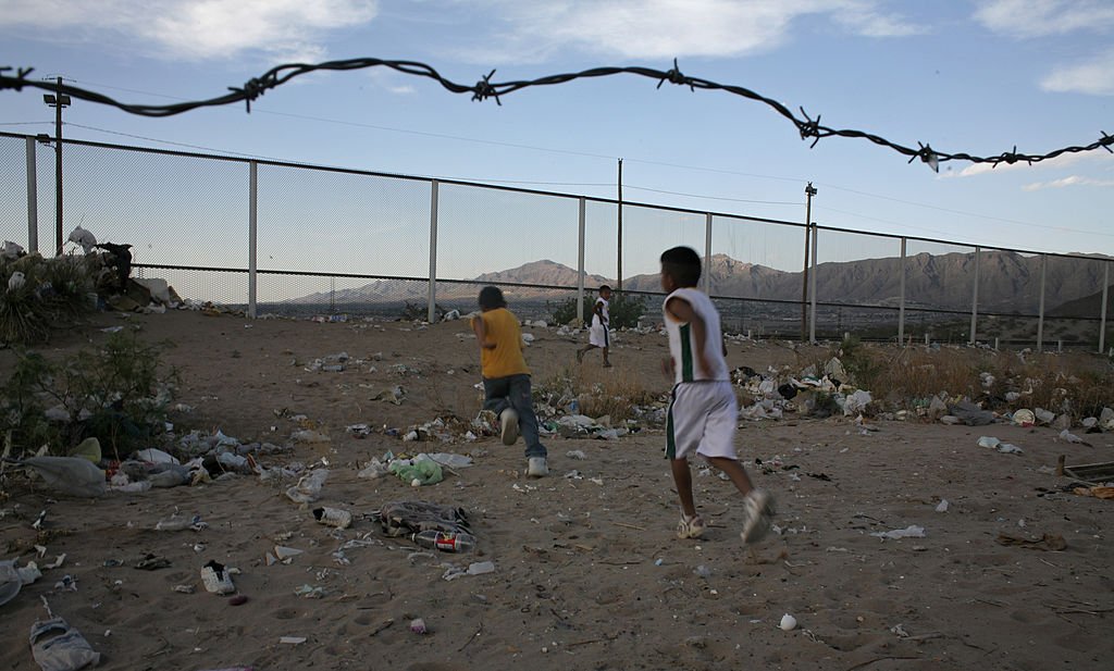 Vence contrato clave: miles de niños migrantes en EEUU quedan en riesgo de deportación