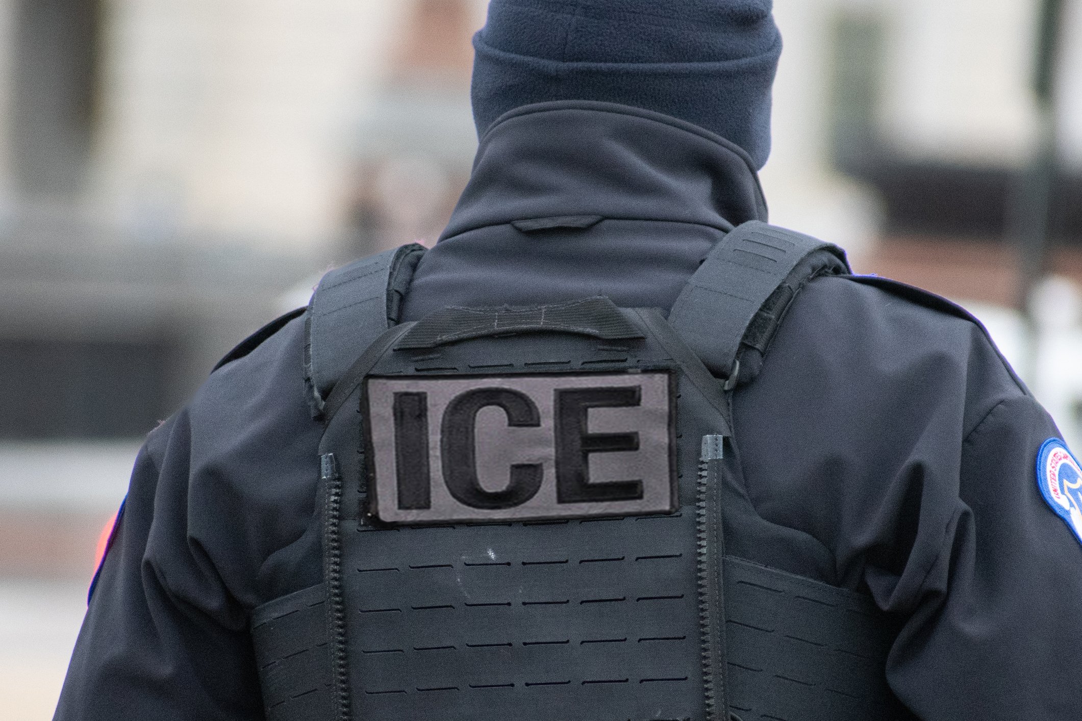 ICE aprueba contrato de $16.7 millones para comprar 6,000 pares de guantes de electrochoques