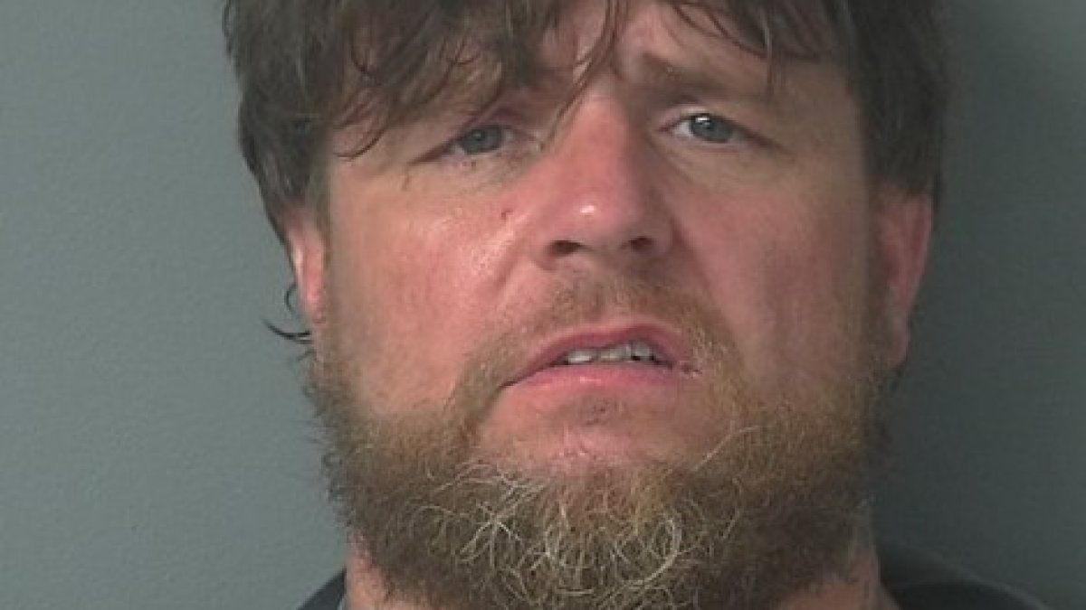 Arrestan a hombre tras operativo SWAT por violencia familiar en Conroe