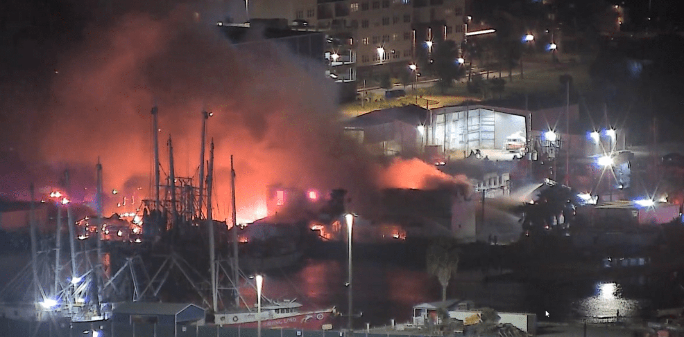 Reportan fuerte incendio en el Galveston Yacht Basin