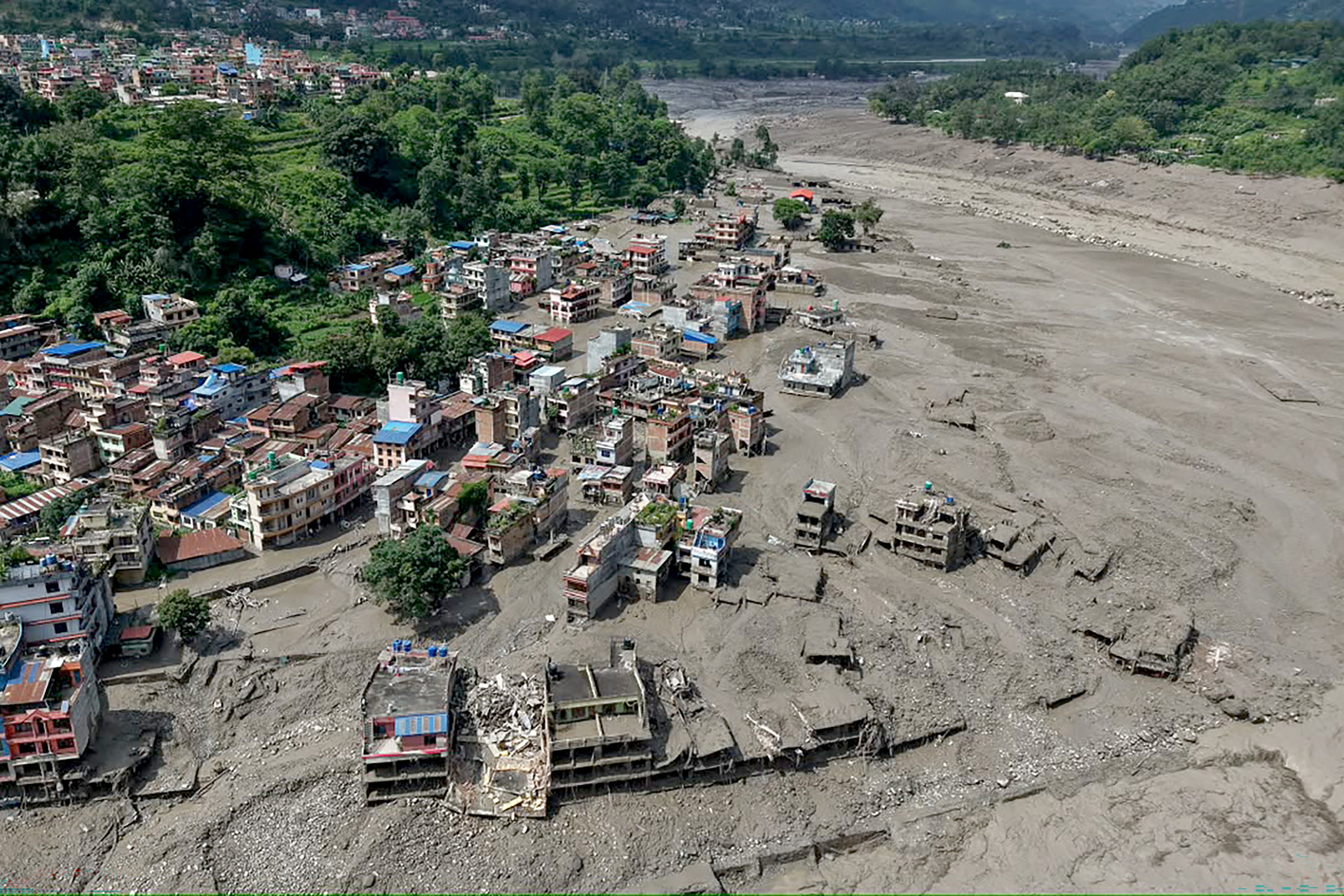 Suben cifras por inundaciones en Nepal: hay más de 900 muertos y 4,200 desaparecidos