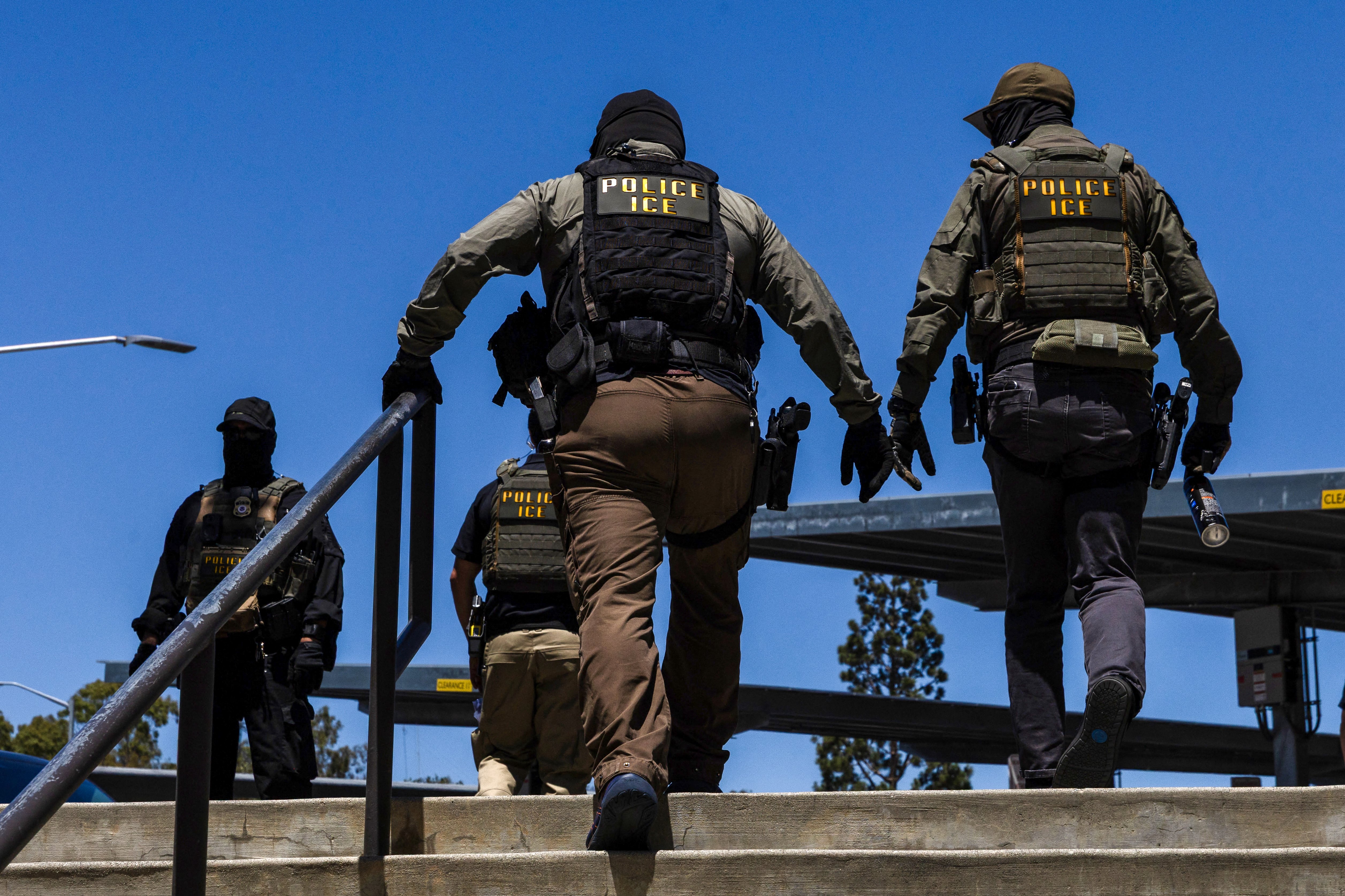 Gobierno de Trump ha detenido a más de 50 parejas y padres de militares en servicio, según AP