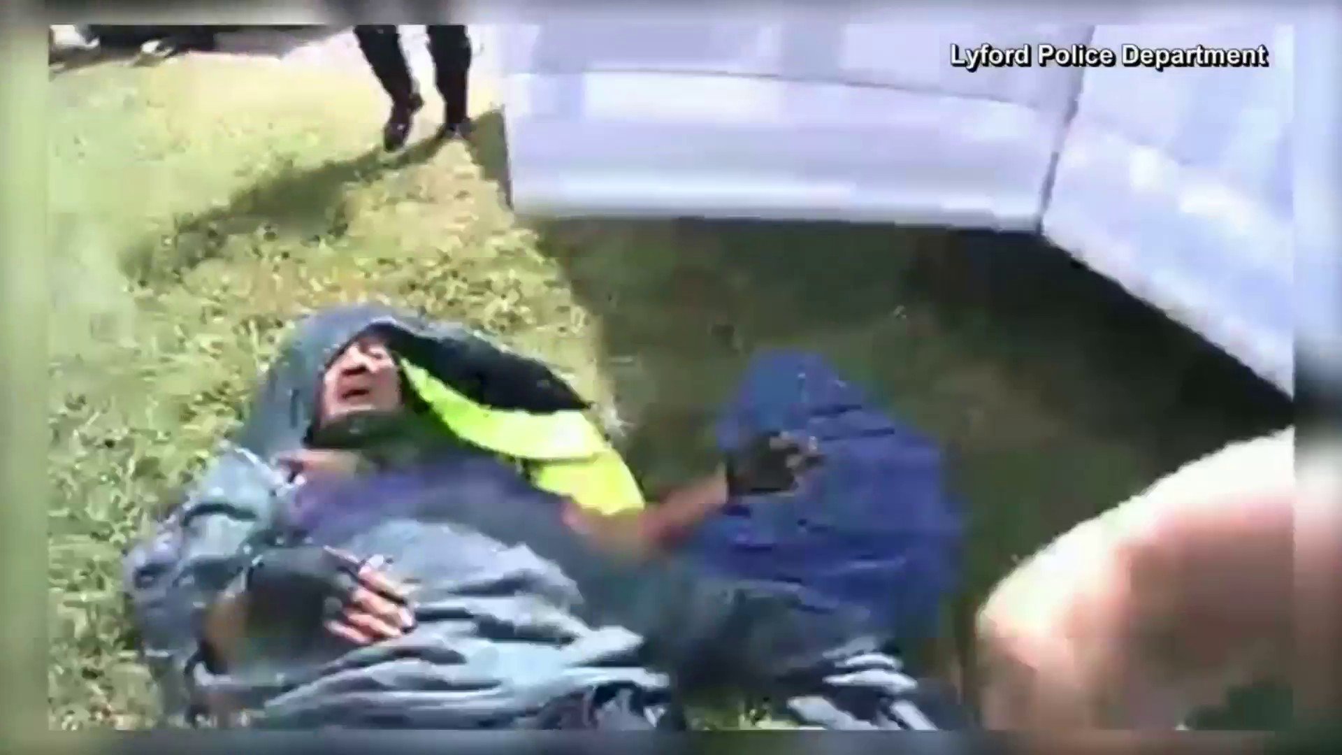 Policías rescatan a hombre atacado por enjambre de abejas en Texas