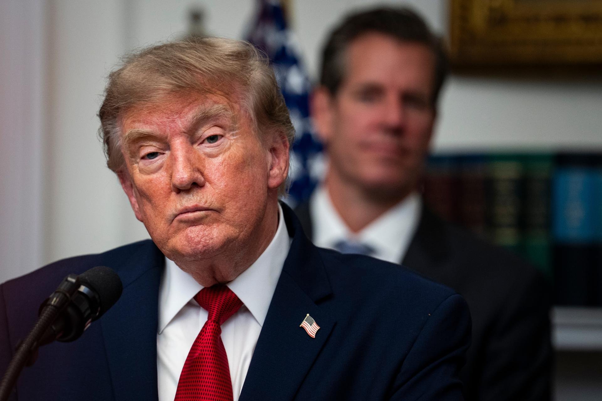 Trump no puede deportar a estudiantes por criticar a Israel, dictamina jueza