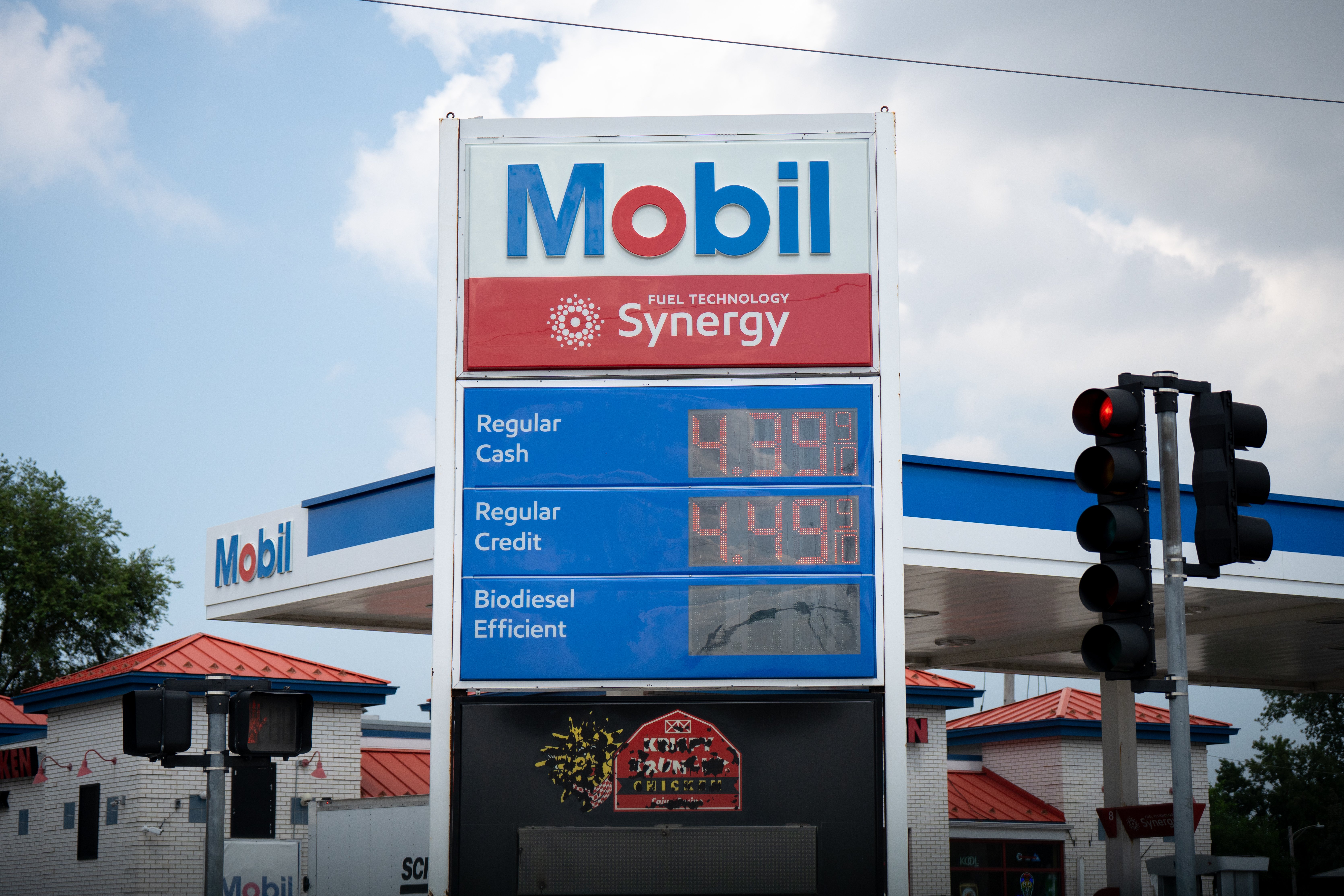 Agosto rompe récord con el precio de la gasolina sobre $4 a nivel nacional cada día