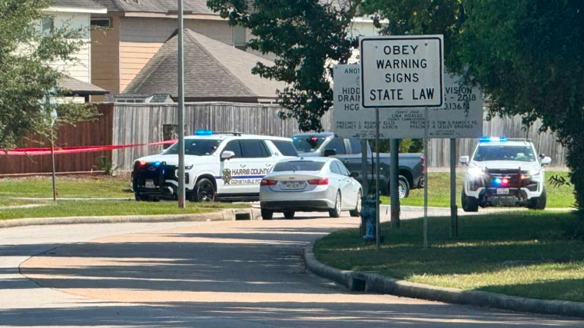 Hombre fallece dentro de un vehículo en Houston